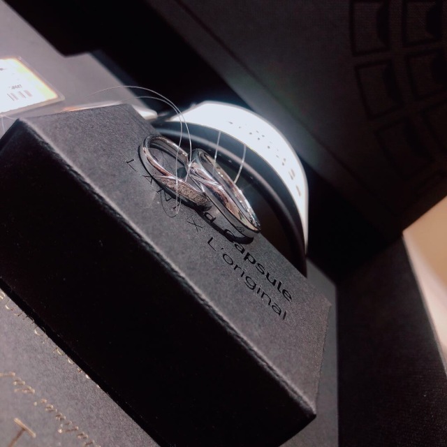 平滑圈戒廓型, 主石微钉镶; 表面拉丝处理; 体会最纯的质感爱情.