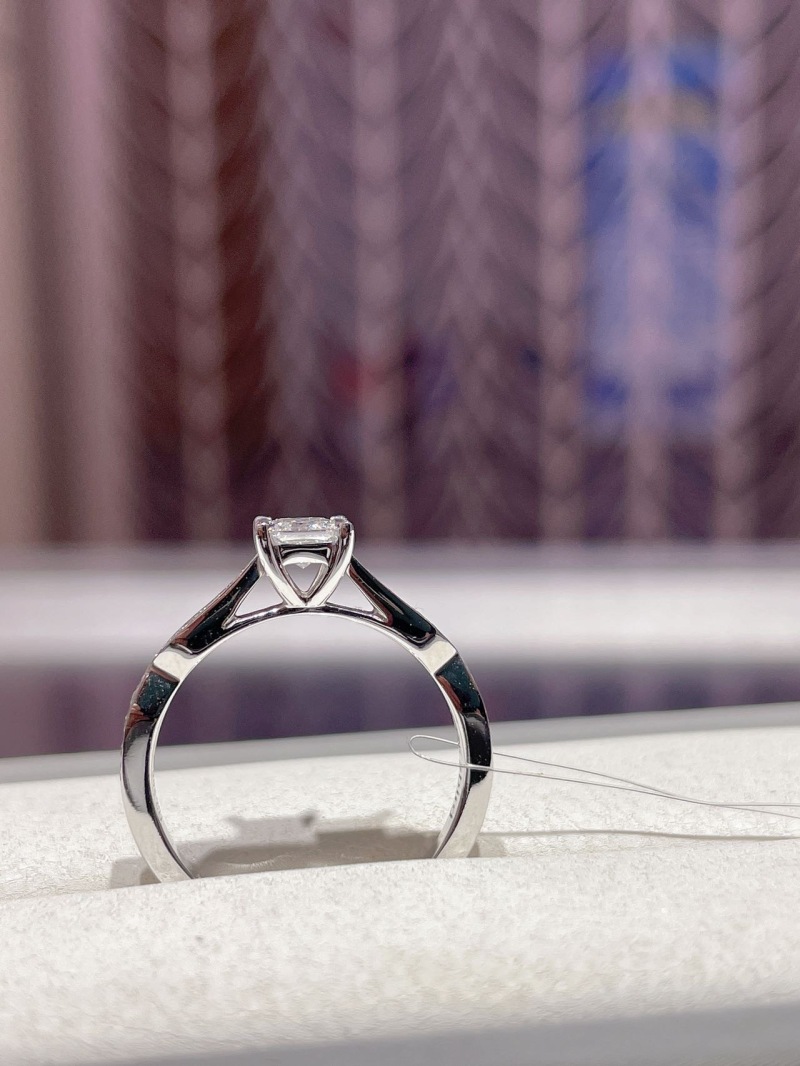 华冠白18k金030ct钻石女戒12号手寸